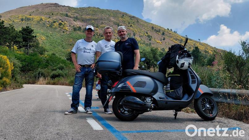 Michael Thumfart, Dieter Baller und Siegfried Walberer (von links) posieren mit Vespa vor dem Vesuv bei Neapel. Bild: Thumfart/exb