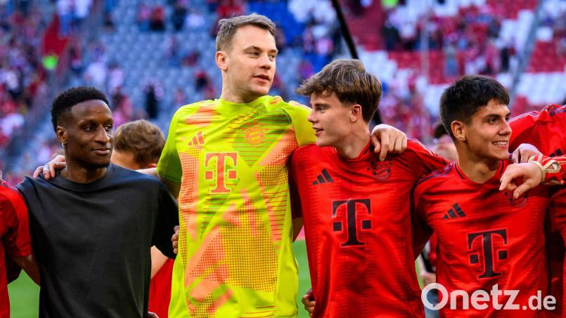 Jonathan Asp Jensen - rechts neben Torwart Manuel Neuer - wechselt nach Spanien. (Archivbild) Bild: Tom Weller/dpa