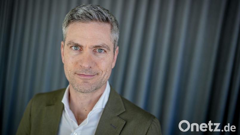 Ingo Zamperoni moderiert die Tagesthemen anlässlich des Jahrestags der Flutkatastrophe aus dem Ahrtal. (Archivbild) Bild: Kay Nietfeld/dpa