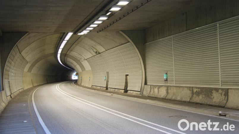 In hellem LED-Licht erstrahlt der Mühlbergtunnel. Nach sechswöchiger Sperre wegen Umbauarbeiten an der Technik fließt der Verkehr wieder und entlastet die Neustädter Ortsdurchfahrt. Bild: Hans Prem