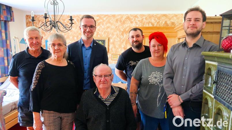 Mit vielen Gästen und Besuchern feierte der Friedenfelser Ludwig Hausknecht (vorne sitzend) seinen 80. Geburtstag. Mit im Bild (von links) Kurt Schramm, Ehefrau Hannelore Hausknecht, Bürgermeister Adrian Käß, Enkel Max, Tochter Karin und Enkel Tom. Bild: Bernhard Schultes