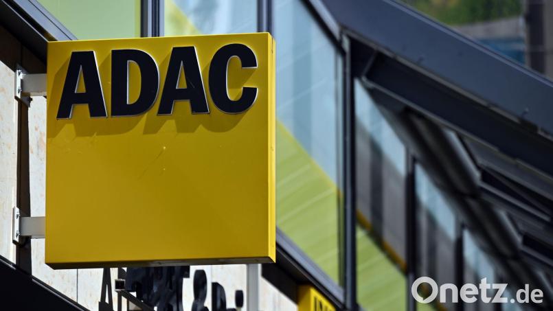 Der ADAC Südbayern wirbt angesichts gestiegener Unfallzahlen mit jungen Fahrern für Fahrtraining. (Symbolbild) Bild: Martin Schutt/dpa