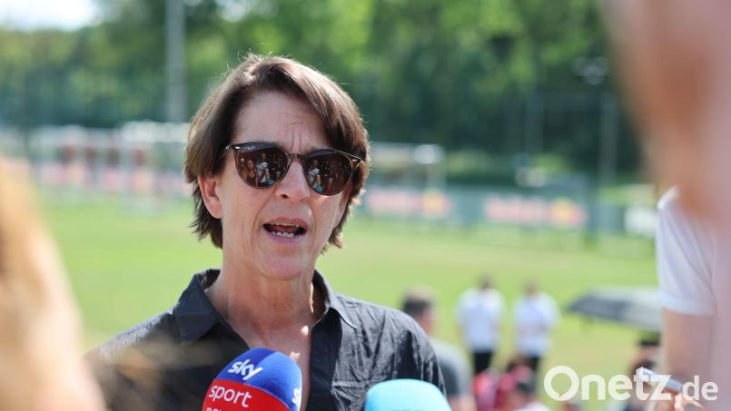 Tatjana Haenni, CEO von RB Leipzig, spricht mit Medienvertretern. Bild: Jan Woitas/dpa