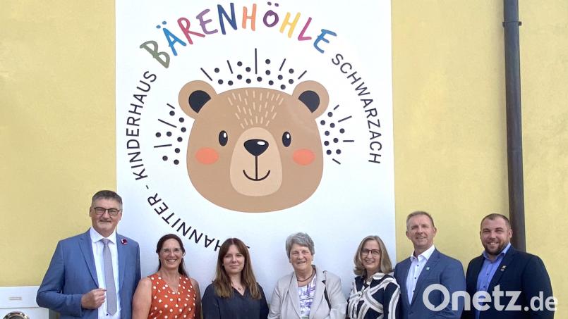 "Bärenhöhle" heißt das Johanniter-Kinderhaus in Schwarzach. Im Bild (von links) Stellvertretender Landrat Hans Prechtl, Marion Rieder als Vertreterin der Kirchenstiftung St. Barbara Stulln, Kinderhaus-Leiterin Christina Meier, die langjährige ehemalige Leiterin des Stullner Kindergartens Rosemarie Hermann, Sylvia Meyer von den Johannitern, Bürgermeister Michael Wilfahrt (Gemeinde Schwarzach) sowie Bürgermeister Christoph Scharf (Gemeinde Stulln). Bild: Claudia Völkl