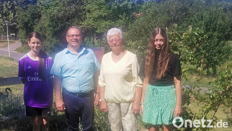 Barbara Albang (Dritte von links) feiert ihren 85. Geburtstag. Auch Zweiter Bürgermeister Egbert Völkl (Zweiter von links) gratulierte der Jubilarin. Bild: Annemarie Mösbauer