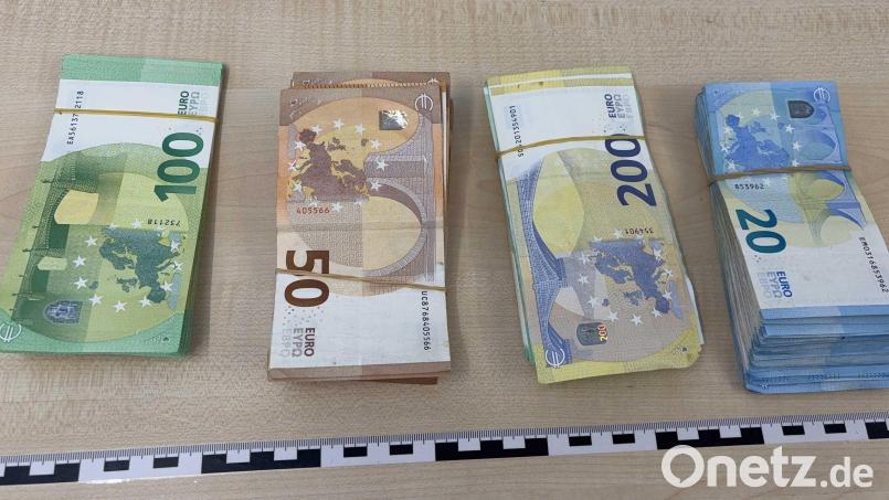 Die Polizei hat bei einer Kontrolle in Waldsassen über 20 000 Euro Bargeld gefunden. Die Kripo Weiden ermittelt wegen Geldwäsche. Bild: PP OPf Presse