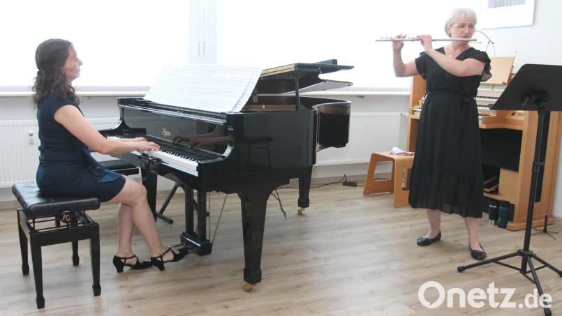 Susanne Schieder (links) und Marion Elling-Birkhan lassen „Suite Moments“ hochleben. Bild: Josef Pilfusek