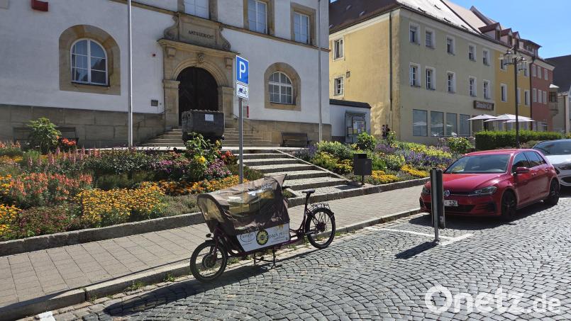 Das Lastenrad von "pack mAS" hat einen eigenen Stellplatz vor dem Literaturarchiv. Ausleihen kann es jeder in der Buchhandlung Volkert nach vorheriger Online-Registrierung. Bild: Tobias Gräf