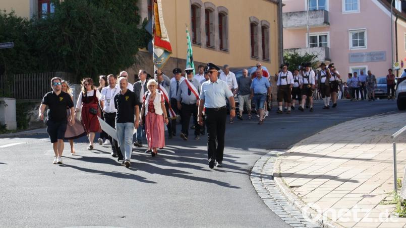 Diesmal "innovativ" ohne Blaskapelle und mit Marschmusik aus der Boombox: Beim Festzug am Samstagabend nahmen Stadt und Vereine den verbreiteten Drang, einen Personenwechsel etwa im Bürgermeisteramt mit hektischen Neuerungen zu verbinden, auf die Schippe. Bild: Bernhard Piegsa