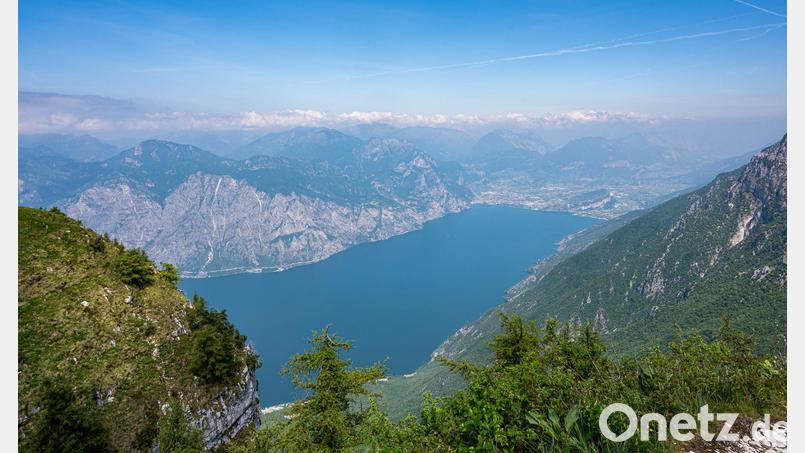 Schon wieder ein tödliches Unglück: Ein deutscher Gleitschirmflieger stirbt am Gardasee. (Archivbild) Bild: Daniel Reinhardt/dpa