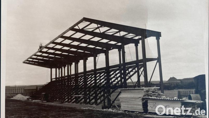 So sah die Tribüne damals im Rohbau aus, erricht von der Firma Kölsch-Fölzer. Bild: Archiv TuS Rosenberg