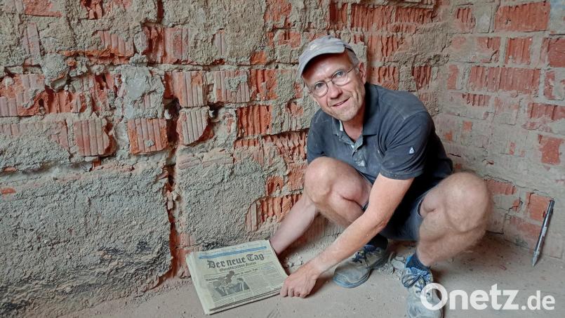 Georg Schmitz-Valckenberg kauft in Weiden ein Wohnhaus und findet beim Umbau des Bades eine kleine Zeitkapsel mit Tageszeitungen von 1986 und etwas Münzgeld. Bild: shl