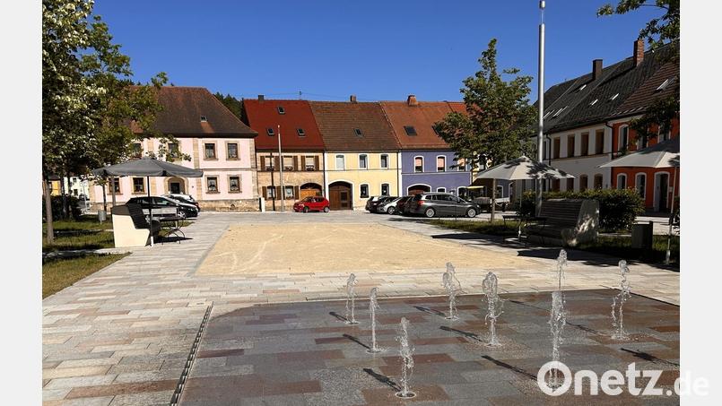 Das Flair des sanierten Marktplatzes in Neustadt am Kulm bildet die Kulisse für das Bürgerfest 2026. Bild: Robert Dotzauer