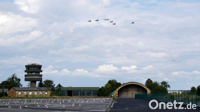 Der Fliegerhorst Fürstenfeldbruck kann auf eine lange und wechselhafte Geschichte zurückblicken. Nun ist klar: Die Bundeswehr will den Standort nicht bis 2030 aufgeben, sondern zur Ausbildung für die Luftwaffe nutzen. (Archivbild) Bild: Sven Hoppe/dpa