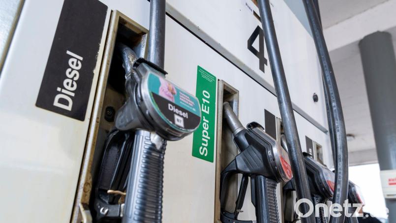 Begehrtes Gut Diesel: Im Vergleich zum vergangenen Jahr seien die Dieseldiebstahl-Fallzahlen leicht angestiegen, wie ein Sprecher der Oberpfälzer Polizei informiert. Symbolbild: Peter Kneffel/dpa