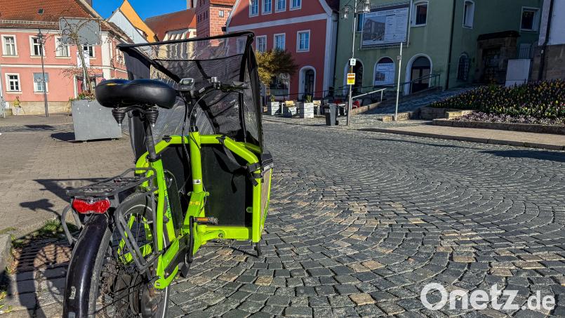 Zuerst war der Lastenrad-Parkplatz vor der "Kiste" auf Seiten von Übler-Bäcker/Nägerl-Metzger. Mittlerweile ist der Stellplatz auf die gegenüberliegende Straßenseite umgezogen. Bild: Stephan Huber