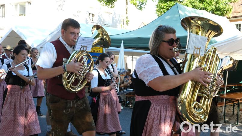 Die Pfreimder Stadtkapelle zieht zum Auftakt des 43. Bürgerfestes in den Marktplatz ein und eröffnet den Festbetrieb mit bayerisch-böhmischer Blasmusik. Bild: Rudolf Hirsch