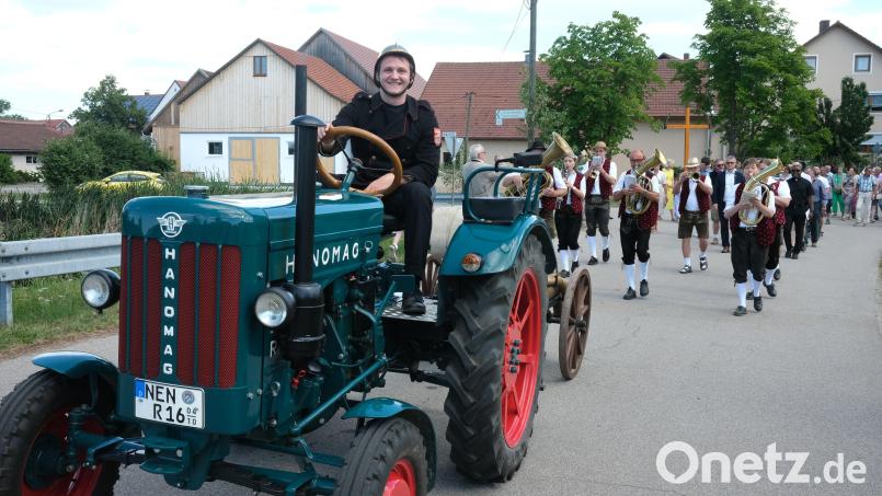 Ein Oldtimer-Bulldog zog bei der 700-Jahr-Feier in Hofenstetten die historische Feuerwehrspritze. Es folgte das "Seebarner Gwiach", das den Festzug am Sonntag anführte. Bild: Rudolf Hirsch