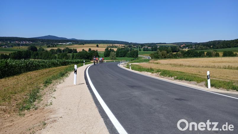 Eine Gruppe Radfahrer testete die Strecke am Tag der Eröffnung. Die Umgehung führt auf 1835 Metern an Lochau vorbei nach Neuhof. Somit kann der Schwerlastverkehr an den Ortschaften Weihermühle und Lochau vorbeigeleitet werden. Bild: szl