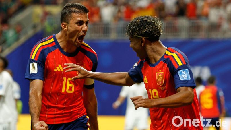 Rodri (l) mit Jungstar Lamine Yamal. (Archivbild) Bild: Erik S.Lesser/AP/dpa