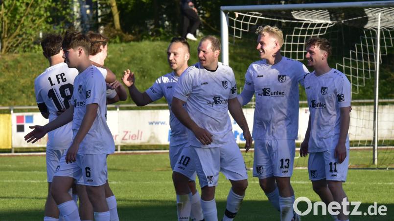 Die Schwarzenfelder freuen sich über den Pokalsieg gegen den SV Schwarzhofen. Am Sonntag gibt es nun den Lohn: Um 18 Uhr ist die SpVgg Unterhaching im Sportpark zu Gast. Die Partie wurde vom Samstag auf den Sonntag verlegt. Bild: Hans Mark