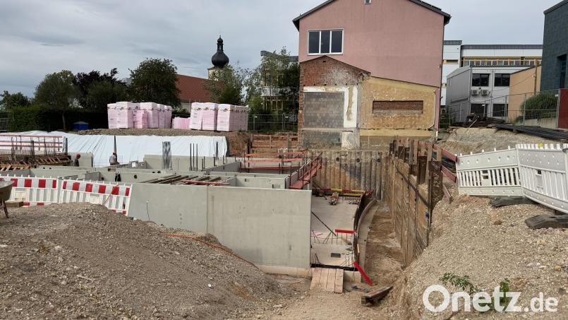 Kümmersbruck erweitert und saniert seine Schule: Hier, zwischen dem rosa Altbau und dem Hallenbad (rechter Bildrand), entsteht im ersten Bauabschnitt ein Neubau für die Grundschule. Bild: Heike Unger