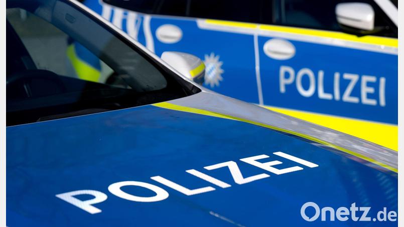 Die Polizei rettet den Mann vom Dach. (Symbolbild) Bild: Sven Hoppe/dpa