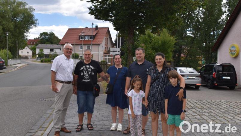 Andreas Hopfner (links) begrüßte die Gäste aus der Partnerstadt Pobezovice mit Zweiten Bürgermeister (Dritter von rechts). Bild: Nicole Rochelt