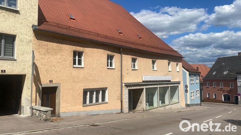 Das ehemalige Neckermann-Haus in der Georgenstraße in Nabburg: Der Stadtrat macht den Weg frei für den Einbau von 16 Wohnungen. Bild: Wilhelm Amann