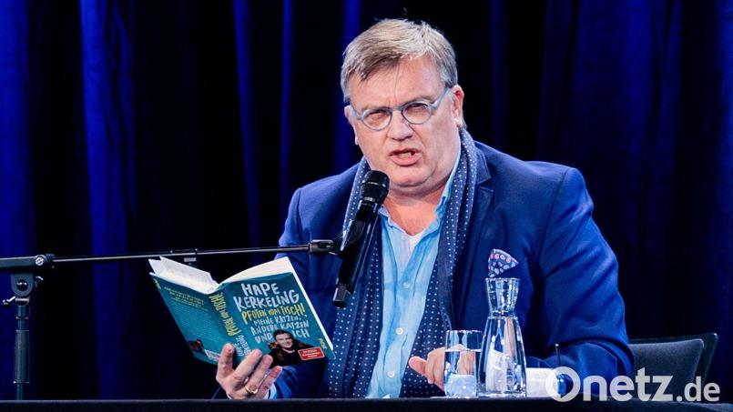 Hape Kerkeling liest aus seinem Buch „Pfoten vom Tisch!“, das jetzt auch verfilmt wird. Archivbild: Rolf Vennenbernd/dpa