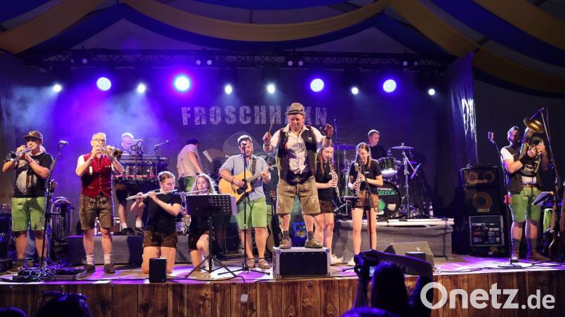 An den drei Abenden sorgten verschiedene Bands wie der "Froschhaxn Express" für Furore im Festzelt. Bild: Gabi Böckl