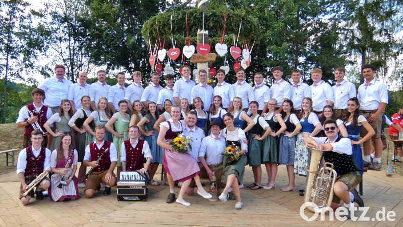 Stolz präsentieren sich die 19 Königsteiner Kirwapaare. Bild: Heidi Kurz