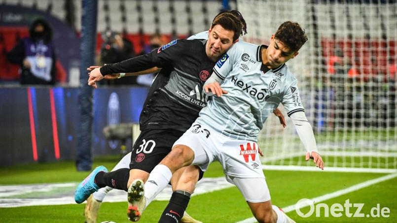 Hier noch im Zweikampf mit Lionel Messi, jetzt beim HSV: Martin Adeline (r). (Archivbild) Bild: Matthieu Mirville/ZUMA Press Wire/dpa