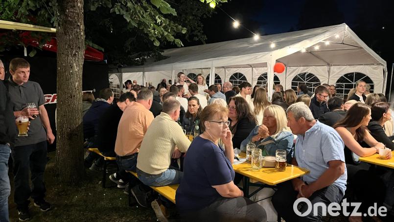 Zwar hat die Feuerwehr Wondreb extra fürs Fest ein Zelt aufgebaut, aber draußen unter freiem Nachthimmel ließ es sich bei lauschigen Temperaturen an diesem Abend ebenso bestens feiern. Bild: Ulla Britta Baumer