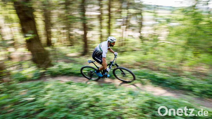 Ein 56-jähriger Mountainbiker verletzt sich in Kastl im Landkreis Amberg-Sulzbach schwer, nachdem seine Bremsen versagen. Symbolbild: Philipp von Ditfurth/dpa