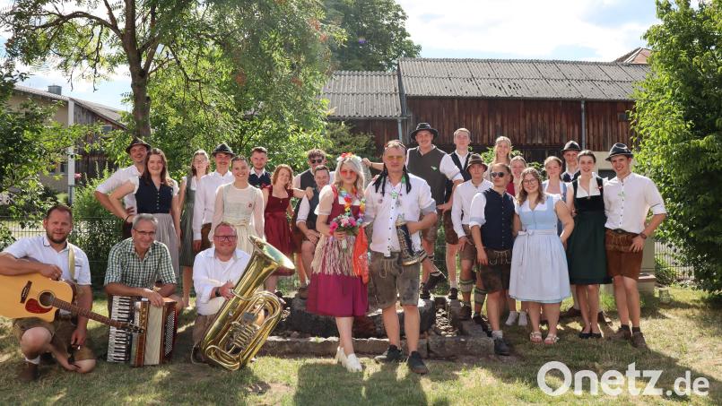 Die 10 Kirwapaare machten eine ausgezeichnete Figur beim Austanzen des Kirwabaums. Dieses endete mit der Kür von Madlen Goller (vorne mit Blumenstrauß) und Tim Riß (vorne mit Kirwaliesl) zum Oberkirwapaar. Links das Trio „Remerschnalzer“. Bild: Ann-Kathrin Müller