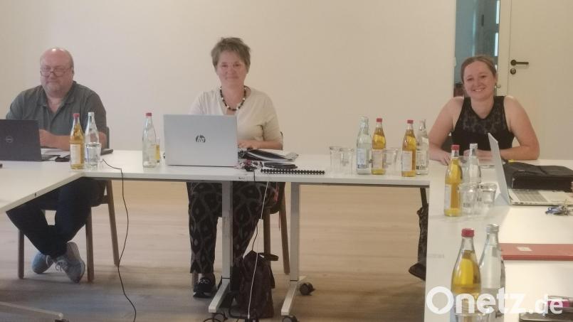 Kämmerin Regina Hildebrand (rechts neben Bürgermeisterin Sonja Meier und Geschäftsstellenleiter Anton Brand) erläuterte detailliert den Haushalt 2026. Bild: Annemarie Mösbauer