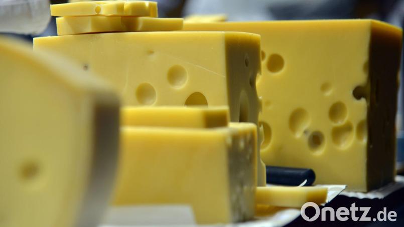 Emmentaler-Käse aus Bayreuth sollte nach Frankreich geliefert werden. (Symbolbild) Bild: Harald Tittel/dpa