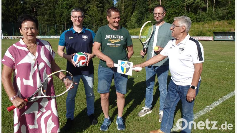 Juan Villas (rechts) gibt den Führungsstab nach fast 30 Jahren erleichtert an Wolfgang Wagner als Vorsitzenden des ASV Neustadt/WN weiter. Ebenfalls neu im Vorstandsteam sind zweiter Vorsitzender Sven Hoch (Zweiter von links) und Kassier Sebastian Neubauer (Zweiter von rechts). Renate Zupfer-Vilas behält ihren Posten als Schriftführerin, will aber zahlreiche ihrer Aufgaben Schritt für Schritt abgeben. Bild: ui