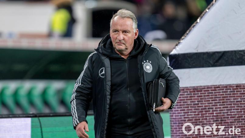 Schiri-Experte Lutz Wagner spricht über die WM-Regeln und die Folgen. (Archivbild) Bild: David Inderlied/dpa