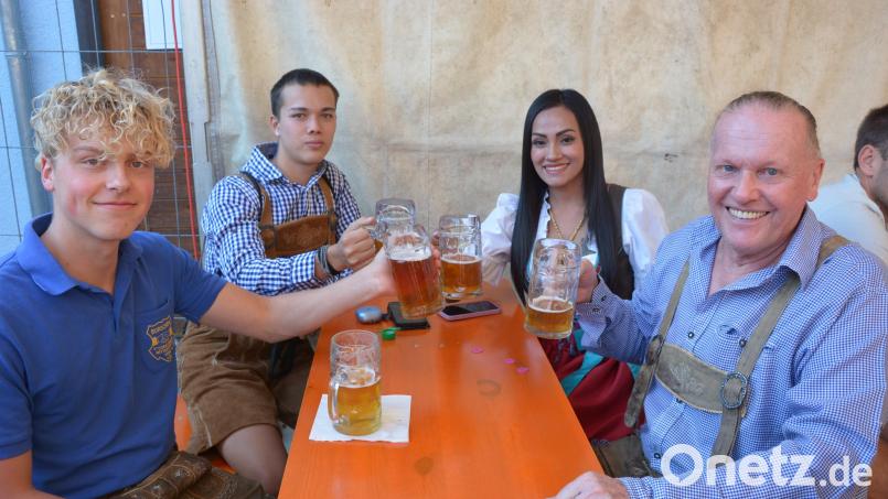 Kommen schon seit vielen Jahren regelmäßig zum Mitterteicher Zoiglfest (von rechts): Der gebürtige Mitterteicher Peter Kunel, sein Frau Sai und Sohn Anda, die alle heute in Phuket in Thailand leben. Darüber freut sich Burschen-Vorsitzender Maximilian Hildebrand. Bild: Josef Rosner