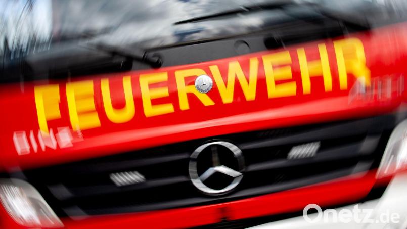 Höhenretter der Feuerwehr holten die Frau aus dem schmalen Schacht. (Symbolbild) Bild: Hauke-Christian Dittrich/dpa