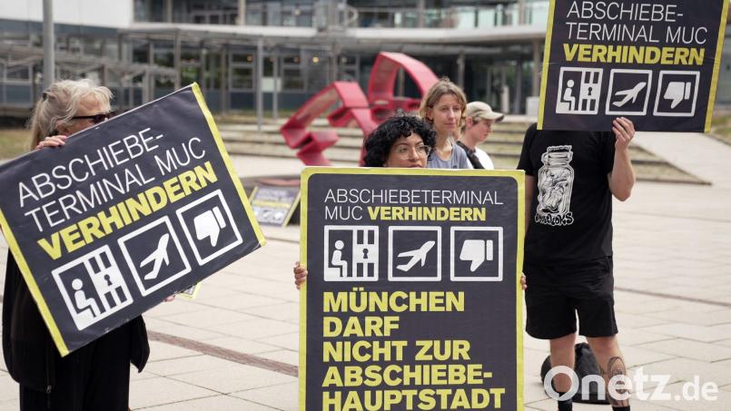 Gegner des Abschiebeterminals demonstrierten vor der Entscheidung gegen das Projekt. Bild: Ehsan Monajati/dpa