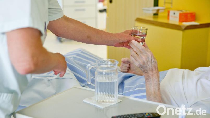 Wer in einem Pflegeheim in Bayern lebt, muss immer mehr Geld zahlen. (Symbolbild) Bild: Daniel Karmann/dpa