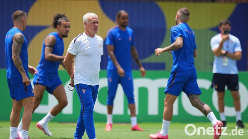 Didier Deschamps und seine Franzosen treffen im Halbfinale auf Spanien. Bild: Julio Cortez/AP/dpa