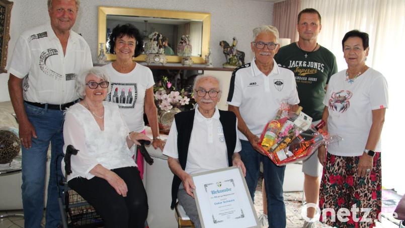 Nur wenige Menschen können auf 80 Jahre Vereinszugehörigkeit zurückblicken. Oskar Schwarz (sitzend Mitte) kann es. Die Führungsriege des ASV Neustadt/WN besuchte ihn und Ehefrau Vera (Zweite von links sitzend). Zum Dank erhielt er eine Urkunde und einen Geschenkkorb. Bild: Hans Prem