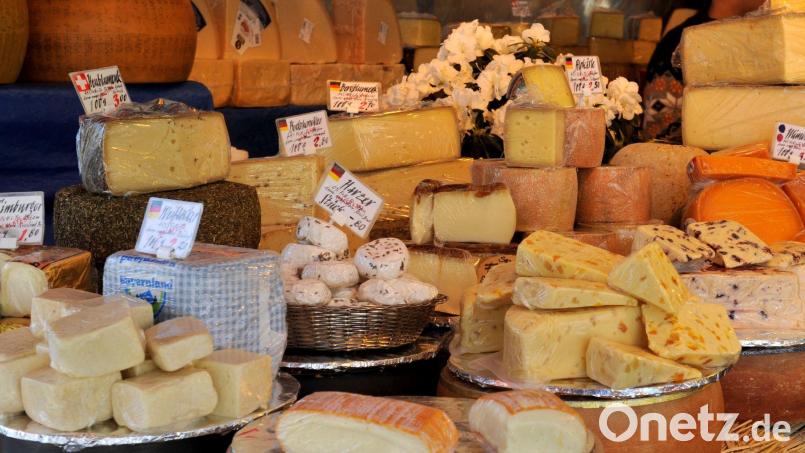 Käse gehört seit Jahren zu den beliebtesten Lebensmitteln aus dem Freistaat - gerade auch außerhalb Bayerns. Unter der Dachmarke „Genuss Bayern“ sollen die Herkunft und Qualität bayerischer Spezialitäten für Verbraucher einfacher erkennbar werden. (Illustration) Bild: Frank Leonhardt/dpa