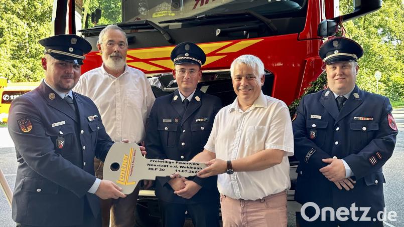 Die symbolische Schlüsselübergabe der Firma Lentner mit Kommandant Dominik Lang, Heinz Hallhuber der Firma Lentner, Vorsitzender Max Schwarz, Dritter Bürgermeister Stefan Hausdorf und Zweiter Kommandant Marco Spranger (von links). Bild: Ramona Herrmann