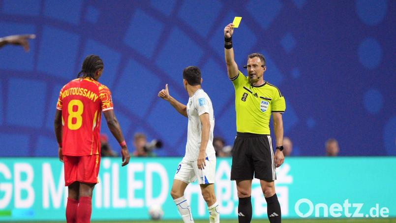 Zwayer verteilt eine Verwarnung in der WM-Vorrunde. (Archivbild) Bild: Jacob Kupferman/AP/dpa