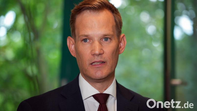 Rauf mit der Tabaksteuer, damit weniger Menschen rauchen, findet der CDU-Politiker Hendrik Streeck. (Archivbild) Bild: Soeren Stache/dpa